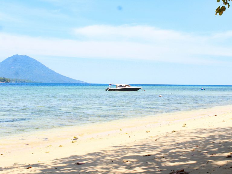 Keindahan Yang Tersembunyi Di Pulau Dengan Pantai Pasir Putih Siladen